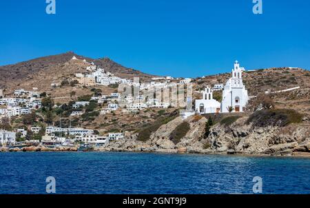 Die christlich-orthodoxe Kirche Agia Eirini wurde auf einem felsigen Hügel auf der Insel IOS Cyclade in Griechenland erbaut. Konzept für religiöse Ziele. Traditionelles weiß getünchtes Gebäude Stockfoto