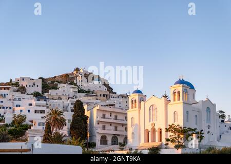 Evangelismos Cathedral Church, weiß getünchte Wände orthodoxen Tempel mit blauen Kuppel Glockentürme auf iOS Nios Insel Griechenland. Typische Kykladen-Architektur von b Stockfoto