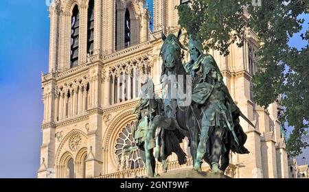Frankreich, Paris (75), l'île de la Cité, la cathédrale Notre-Dame-de-Paris, Statue de Charlemagne sur le parvis // Frankreich, Paris, Ile de la Cité, Notre-D Stockfoto