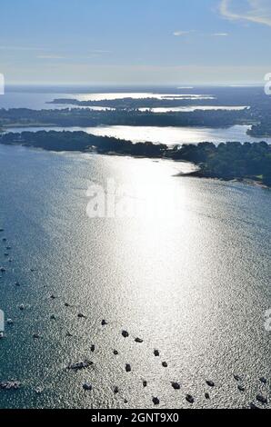 Frankreich, Morbihan (56), Baie de Quiberon, Golfe du Morbihan, Presqu'île de Rhuys, Arzon, Port-Navalo (vue aérienne) // Frankreich, Morbihan, Baie de Quiber Stockfoto