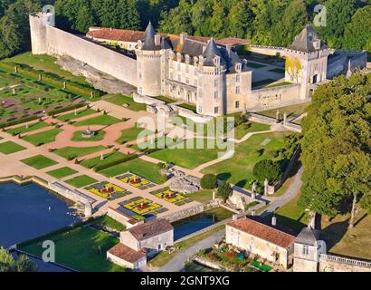 Frankreich, Charente-Maritime (17), Saint-Porchaire, le château de la Roche Courbon fut bâti au XVe sur un éperon rocheux, puis le château fort fut transf Stockfoto