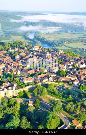 Frankreich, Dordogne (24), Périgord Noir, vallée de la Dordogne, Domme, labellisé Plus Beaux Villages de France, Bastide de Domme (vue aérienne) // Frankreich Stockfoto