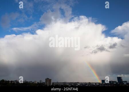 Cardiff, Wales, Großbritannien. September 2021. Ein Teil des Regenbogens verschwindet während eines unruhigen Herbstwettereinsagens über der Cardiff Bay in Wolken. Kredit: Mark Hawkins/Alamy Live Nachrichten Stockfoto