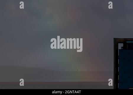 Cardiff, Wales, Großbritannien. September 2021. Ein Teil eines Regenbogens über dem Bristol Channel, der von der Cardiff Bay aus während eines unruhigen Herbstwetter-Buns aufgenommen wurde. Kredit: Mark Hawkins/Alamy Live Nachrichten Stockfoto