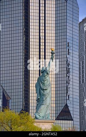 Frankreich, Paris (75), les immeubles du Front de seine et la Statue de la Liberté // Frankreich, Paris, die Gebäude der Front de seine und die Statue von Stockfoto