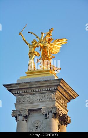 Frankreich, Paris (75), Zone classée Patrimoine Mondial de l'UNESCO, les pylônes du pont Alexandre III surmontés d'allégories de la Renommée des Arts d'EM Stockfoto