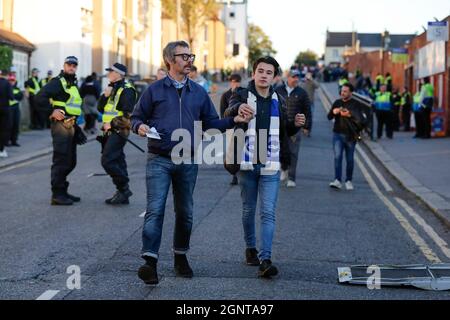 27. September 2021; Selhurst Park, Crystal Palace, London, England; Premier League Football, Crystal Palace gegen Brighton &amp; Hove Albion: Brighton-Fans kommen im Selhurst Park an Stockfoto