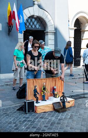Warschau, Polen - 1. September 2018: Puppenspieler verpaarten Rolling Stones Puppen in der Altstadt von Warschau, Polen Stockfoto