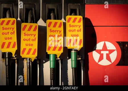 Während die Kraftstofftransportkrise bis in die zweite Woche andauert, werden versiegelte Texaco-Benzin- und Dieselpumpen am 27. September 2021 in London, England, in einer geschlossenen Tankstelle im Süden Londons abgedeckt. Die Engpässe bei den Einzelhändlern im ganzen Land werden durch den Mangel an qualifizierten LKW-Fahrern (Schwerlastkraftwagen) im Vereinigten Königreich verursacht, die Lieferungen an die Treibstoffvorräte des Landes liefern, von denen die meisten jetzt geschlossen werden, nachdem sie in Panik entwässerte Kraftstoffvorräte gekauft haben. Stockfoto