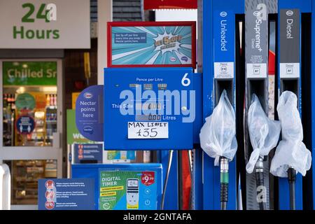 Während die Krise im Kraftstofftransport bis in die zweite Woche andauert, werden die versiegelten Tescos Benzin- und Dieselpumpen am 27. September 2021 in London, England, in einer geschlossenen Tankstelle im Süden Londons abgedeckt. Die Engpässe bei den Einzelhändlern im ganzen Land werden durch den Mangel an qualifizierten LKW-Fahrern (Schwerlastkraftwagen) im Vereinigten Königreich verursacht, die Lieferungen an die Treibstoffvorräte des Landes liefern, von denen die meisten jetzt geschlossen werden, nachdem sie in Panik entwässerte Kraftstoffvorräte gekauft haben. Stockfoto