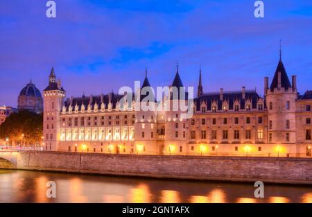 Frankreich, Ile-de-France, Ville de Paris, Paris, Ile de la Cité, vue de nuit de la Conciergerie * Frankreich, Ile-de-France, Ville de Paris, Paris, Ile de la Stockfoto