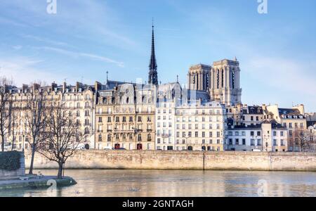 Frankreich, Paris (75), Zone classée Patrimoine Mondial de l'UNESCO, la cathédrale Notre-Dame sur l'Île de la Cité et les façades du quai // Frankreich, Paris Stockfoto