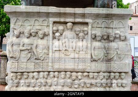 Basis des Obelisken von Theodosius in Istanbul, Türkei. Der Obelisk ist der altägyptische Obelisk im Hippodrom von Konstantinopel. Stockfoto