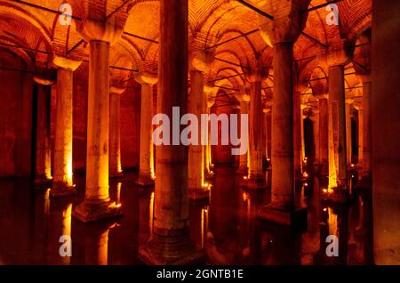 Yerebatan Sarnıcı, oder Basilica Cistern, ist der größte und am besten erhaltene überdachte Trinkwasserspeicher in Istanbul, Türkei. Stockfoto