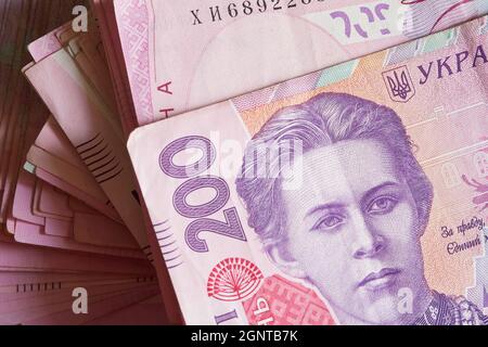 Ein Haufen Banknoten mit einem Nennwert von zweihundert Griwna. Ukrainisches Geld. Stockfoto