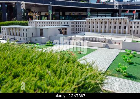 Eine Nachbildung des historischen TBMM-Parlamentsgebäudes der Türkei im Miniatürk Museum, Istanbul, Türkei. Stockfoto