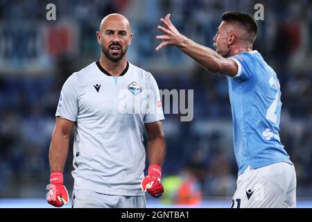 Pepe Reina Torhüter von Latium (L) und Sergej Milinkovic Savic (R) von Latium reagieren während der italienischen Meisterschaft Serie A Fußballspiel zwischen SS Lazio und AS Roma am 26. September 2021 im Stadio Olimpico in Rom, Italien - Foto: Federico Proietti/DPPI/LiveMedia Stockfoto