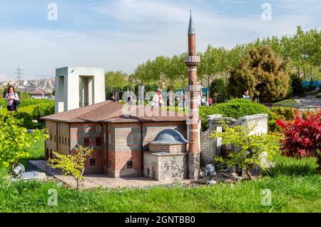 Repräsentatives Modell der Hacı Bayram Moschee in Miniatürk, Istanbul.Miniatürk ist ein Miniaturpark in Istanbul. Stockfoto