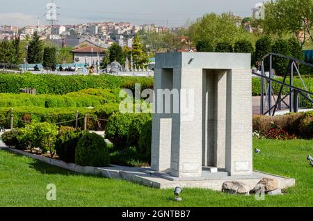 Eine Nachbildung des Canakkale Märtyrer-Denkmals im Miniatürk Museum, Istanbul, Türkei. Stockfoto