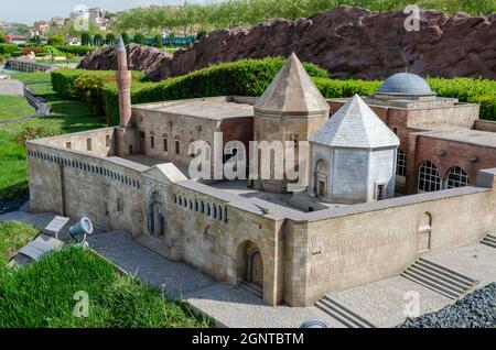 Eine Nachbildung der Alaeddin-Moschee in Konya im Miniatürk Museum, Istanbul, Türkei. Stockfoto