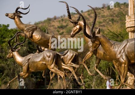 Antilopenstatue Sun City ist eine südafrikanische Stadt und Mega-Resort mit 15 000 Einwohnern, in der Northwest Province, in der Nähe der Stadt Rustenbur Stockfoto