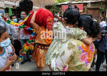 Kathmandu, Nepal - 2021. September: Der Majipa Lakhey, übersetzt in den Stadtdämon von Manjusri, beginnt während des Indra-Jatra-Festivals einen zeremoniellen Tanz. Stockfoto