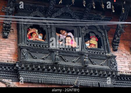 Kathmandu, Nepal - 2021. September: Die lebende Göttin Kumari während des jährlichen Indra-Jatra-Festivals auf dem Durbar-Platz in Kathmandu, Nepal Stockfoto