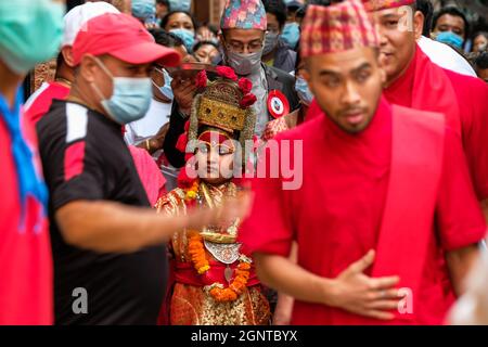 Kathmandu, Nepal - 2021. September: Die lebende Göttin Kumari während des jährlichen Indra-Jatra-Festivals auf dem Durbar-Platz in Kathmandu, Nepal Stockfoto