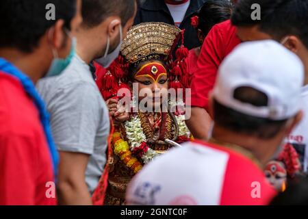 Kathmandu, Nepal - 2021. September: Die lebende Göttin Kumari während des jährlichen Indra-Jatra-Festivals auf dem Durbar-Platz in Kathmandu, Nepal Stockfoto