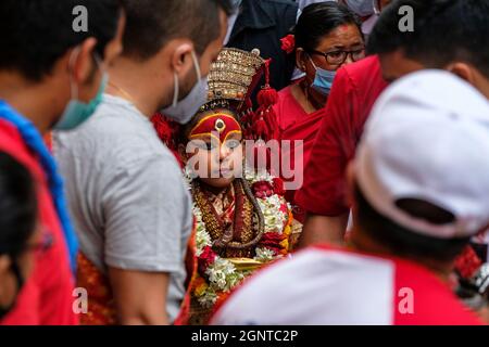 Kathmandu, Nepal - 2021. September: Die lebende Göttin Kumari während des jährlichen Indra-Jatra-Festivals auf dem Durbar-Platz in Kathmandu, Nepal Stockfoto