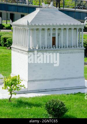 Eine Nachbildung des Mausoleums in Halicarnassus im Miniatürk Museum, Istanbul, Türkei. Stockfoto