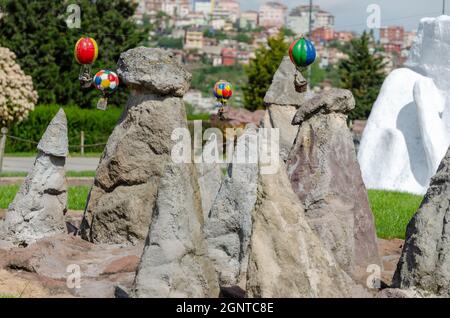 Eine Replik eines Baloons über den Feenkaminen im Miniatürk Museum, Istanbul, Türkei. Stockfoto