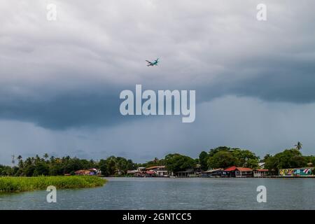 Flugzeug landet im Dorf Tortuguero, Costa Rica Stockfoto