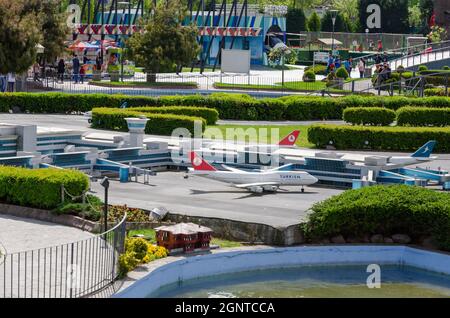 Miniatürk Park in istanbul, der größte Miniaturpark der Welt.Eine Nachbildung des Atatürk Flughafens in Miniatürk. Stockfoto