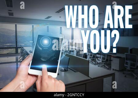 Textunterschrift, in der dargestellt wird, wer Sie fragen. Internet-Konzept Fragen nach Identität oder persönlichen Informationen Hände halten Ein Mobiltelefon in Stockfoto
