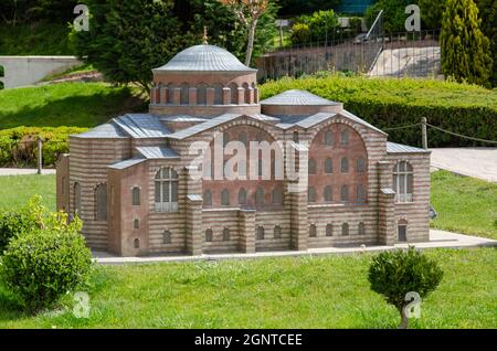 Miniatürk Park in istanbul, der größte Miniaturpark der Welt.Eine Nachbildung der Hagia Eirene Kirche in Miniatürk. Stockfoto