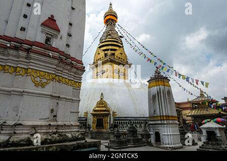 Swayambhunath Stupa ist ein alter religiöser Komplex auf einem Hügel in Kathmandu, Nepal. Stockfoto