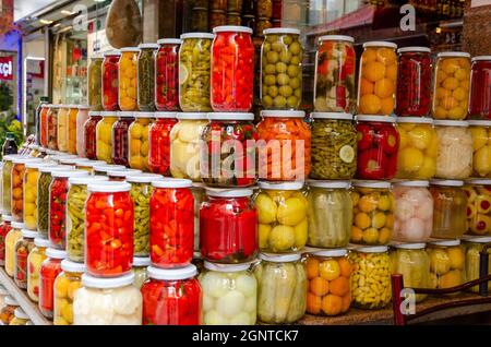 Gläser mit Gurken auf dem Markt im Zentrum von Istanbul, Türkei Stockfoto