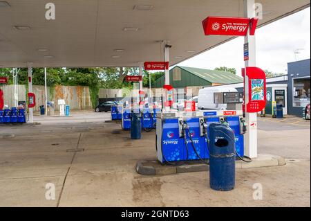 Denham, Buckinghamshire, Großbritannien. September 2021. Der Esso-Tankstelle an der A40 Oxford Road in Denham war heute der Treibstoff ausgehen. Aufgrund des Mangels an Kraftfahrern, die nach dem Brexit und der Covid-19-Pandemie Kraftstoff ausliefern, hat sich die Panik beim Kauf von Benzin und Diesel in den letzten Tagen fortgesetzt. Quelle: Maureen McLean/Alamy Live News Stockfoto