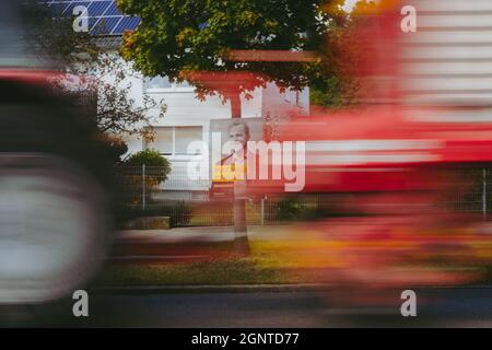 Dinkelscherben, Deutschland . September 2021. Am 26.09.21 fand in Deutschland die Bundestagswahl statt. Zu werd from the Parties in ganz Deutschland, Wahlplakate aufgenommen. Hier im Bild ein Plakat der FDP in Dinkelscherben am 27.09.21, einen Tag nach der Wahl. * am 26. September 2021 fand in Deutschland die Bundestagswahl statt. Zu diesem Zweck hängten die Parteien in ganz Deutschland Wahlplakate auf. Auf diesem Bild ist ein Plakat der FDP in Dinkelscherben am 27. September 2021, einen Tag nach der Wahl. (Foto: Alexander Pohl/Sipa USA) Quelle: SIPA USA/Alamy Live News Stockfoto