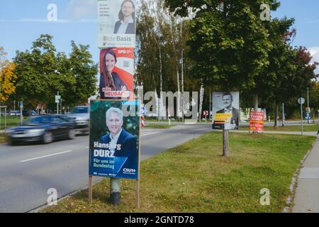 Am 26.09.21 fand in Deutschland die Bundestagswahl statt. Zu werd from the Parties in ganz Deutschland, Wahlplakate aufgenommen. Hier im Bild Plakate der Basis, SPD, CSU und FDP in Dinkelscherben am 27.09.21, einen Tag nach der Wahl. * am 26. September 2021 fand in Deutschland die Bundestagswahl statt. Zu diesem Zweck hängten die Parteien in ganz Deutschland Wahlplakate auf. Auf diesem Bild sind Plakate von die Basis, SPD, CSU und FDP am 27. September 2021, einen Tag nach der Wahl, in Dinkelscherben zu sehen. (Foto von Alexander Pohl/Sipa USA) Stockfoto