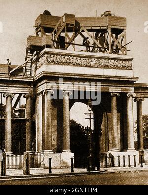 World war I - Apsley Gate, Hyde Park Corner, London kurz nachdem sie mit Suchscheinwerfern ausgestattet wurden. Das Steintor im klassischen Stil verfügt über Säulen mit Scrolldach, die vom 25-jährigen Decimus Burton in Portland Stone entworfen wurden. Es wurde zwischen 1826 und 1829 mit Friesen gebaut, die von John Henning aus den Elgin Marbles und dem Parthenon in Athen kopiert wurden. Stockfoto