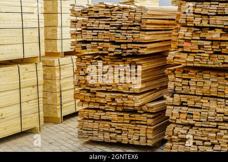 Fertigprodukte-Bereich im Sägewerk Hof, verpackte Kiefernbretter auf Paletten Stockfoto