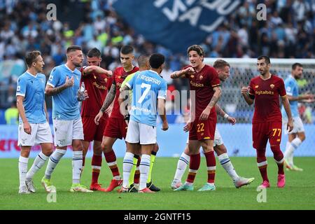 Am 26. September 2021 im Stadio Olimpico in Rom, Italien, sprechen sich die beiden Italiener, der Lazio, und Nicolo' Zaniolo aus Roma, während des italienischen Meisterschaftsspiels Serie A, über das sich SS Lazio und AS Roma unterhalten - Foto: Federico Proietti/DPPI/LiveMedia Stockfoto