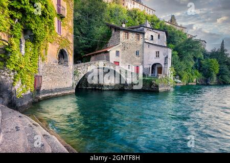 Altes kleines Dorf mit einer schönen Steinbrücke am Comer See, Italien Stockfoto