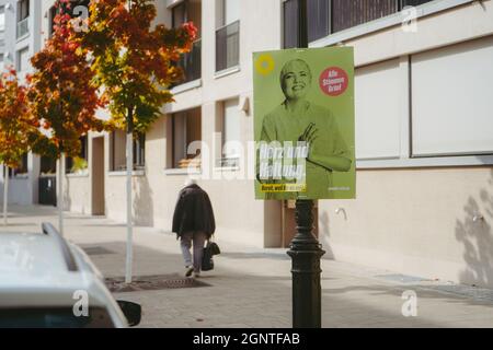 Am 26.09.21 fand in Deutschland die Bundestagswahl statt. Zu werd from the Parties in ganz Deutschland, Wahlplakate aufgenommen. Hier im Bild ein Plakat der Grünen mit Claudia Roth in Augsburg am 27.09.21, einen Tag nach der Wahl. * am 26. September 2021 fand in Deutschland die Bundestagswahl statt. Zu diesem Zweck hängten die Parteien in ganz Deutschland Wahlplakate auf. Auf diesem Bild ist ein Plakat der Grünen mit Claudia Roth am 27. September 2021, einen Tag nach der Wahl, in Augsburg zu sehen. (Foto von Alexander Pohl/Sipa USA) Stockfoto