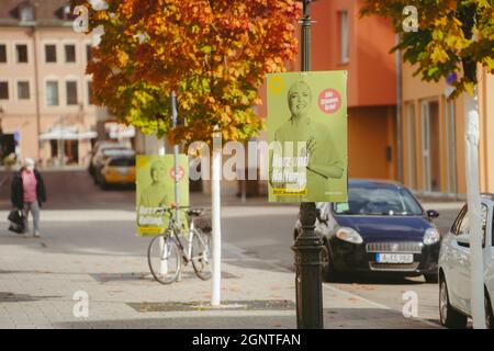 Am 26.09.21 fand in Deutschland die Bundestagswahl statt. Zu werd from the Parties in ganz Deutschland, Wahlplakate aufgenommen. Hier im Bild ein Plakat der Grünen mit Claudia Roth in Augsburg am 27.09.21, einen Tag nach der Wahl. * am 26. September 2021 fand in Deutschland die Bundestagswahl statt. Zu diesem Zweck hängten die Parteien in ganz Deutschland Wahlplakate auf. Auf diesem Bild ist ein Plakat der Grünen mit Claudia Roth am 27. September 2021, einen Tag nach der Wahl, in Augsburg zu sehen. (Foto von Alexander Pohl/Sipa USA) Stockfoto