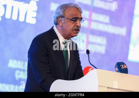 Ankara, Türkei. September 2021. Mitvorsitzender der HDP, Mithat Sancar, spricht während der Erklärung. Die pro-kurdische Demokratische Partei der Völker (HDP) kündigte ihre Erklärung mit dem Titel „Aufruf an Demokratie, Gerechtigkeit und Frieden“ während der Pressekonferenz im Hilton Hotel in Ankara an. Die Parteivorsitzenden Pervin Buldan und Mithat Sancar nahmen an der Erklärung Teil. Kredit: SOPA Images Limited/Alamy Live Nachrichten Stockfoto