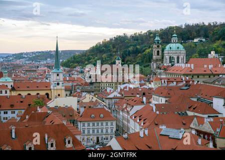 Prag, Tschechische Republik - 25. Oktober 2019: Panorama der roten Dächer in der Prager Altstadt in realistischen Farben Stockfoto