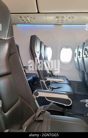 Сlose-up-Bild der Sitze Economy Class Ledersitze ohne Passagiere in einem Flugzeug Stockfoto